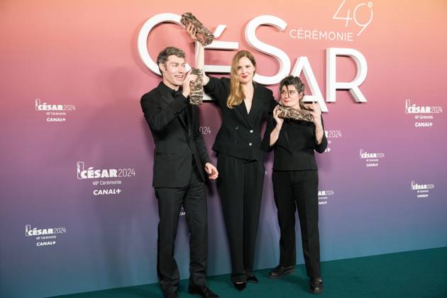 49eme ceremonie des CESAR - Salle de presse Phtocall des laureats. 49th CESAR ceremony awards. Photocall of winners : Justine Triet avec ses producteurs Marie-Ange Luciani et David Thion 302003 2024-02-24 Olympia  Copyright: xIvankaxVoisinx xStarfacex STAR_302003_091