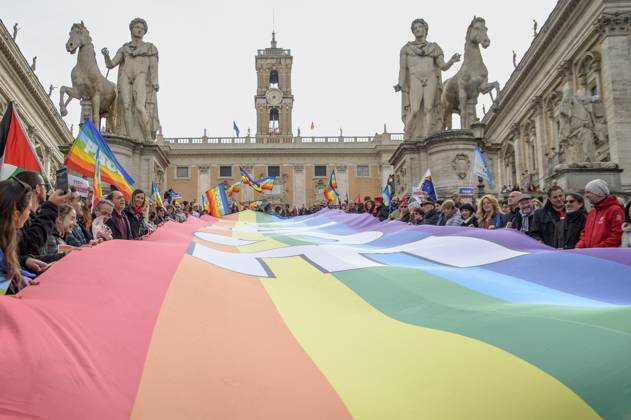 Bilder des Jahres 2024, News 02 Februar News Themen der Woche KW08 February 24, 2024, Rome, Italy: People hold a large banner with the colors of peace and the words peace during the flashmob in support of Peace and for the ceasefire on the occasion of the National Day of Mobilization for the Ceasefire in Palestine and UkraineÃ‚ promoted by the Europe coalition for Peace and AssisiPaceGiusta in Rome. Rome Italy - ZUMAv147 20240224_zip_v147_005 Copyright: xMarcelloxValerix