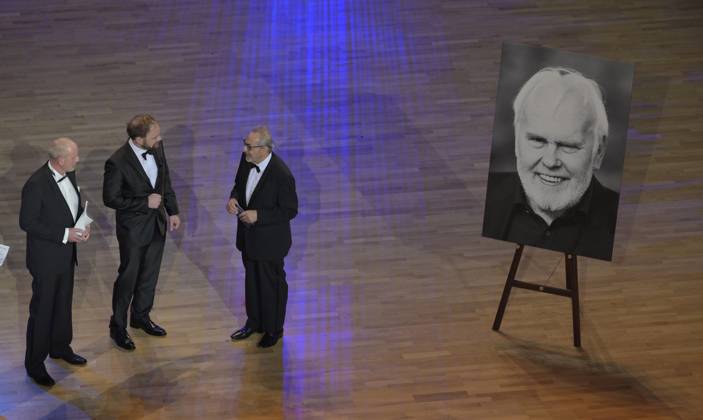 Bilder des Jahres 2024, Entertainment 02 Februar Entertainment Themen der Woche KW08 23.02.2024, 16. Semperopernball, Dresden, Wolfgang Stumph, Mitte, mit den Söhnen des verstorbenen Entertainers Gunther Emmerlich, (c) Dresden Deutschland