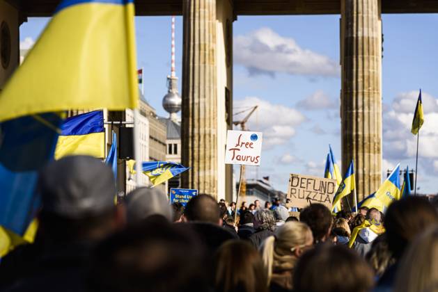 Solidaritätskundgebung für die Ukraine in Berlin Anlässlich des zweiten Jahrestags des russischen Angriffskriegs auf die Ukraine, fanden sich in Berlin einige tausend Menschen zusammen, um ihre Solidarität mit der Ukraine zu bekunden. Unter dem Motto Zusammen Demokratie verteidigen rief hierzu der Verein Vitsche auf, welchem sich zahlreiche zivilgesellschaftliche Akteure anschlossen., Berlin Berlin Deutschland Mitte