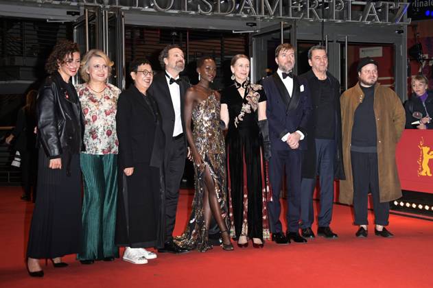 Jasmine Trinca, Oksana Zabuzhko, Ann Hui, Carlo Chatrian, Lupita Nyong o, Mariette Rissenbeek, Albert Serra, Christian Petzold und Brady Corbet bei der Closing Ceremony mit Preisverleihung auf der Berlinale 2024 74. Internationale Filmfestspiele Berlin im Berlinale Palast. Berlin, 24.02.2024