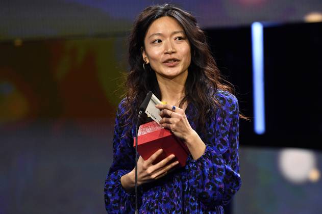 Wenqian Zhang mit dem Silbernen Bär Preis der Jury für Remains of the Hot Day bei der Closing Ceremony mit Preisverleihung auf der Berlinale 2024 74. Internationale Filmfestspiele Berlin im Berlinale Palast. Berlin, 24.02.2024
