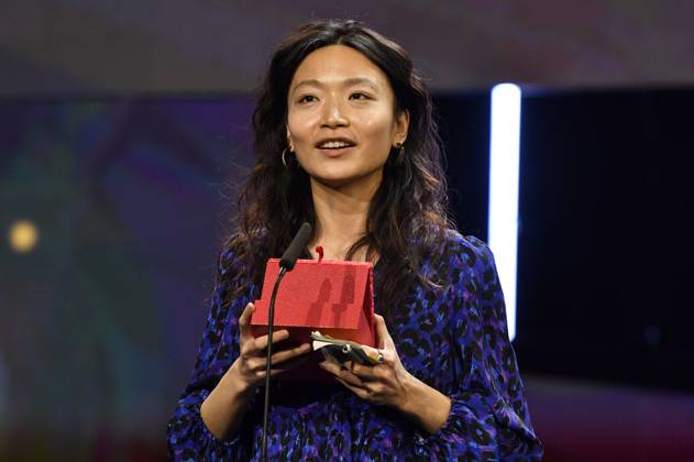 Wenqian Zhang mit dem Silbernen Bär Preis der Jury für Remains of the Hot Day bei der Closing Ceremony mit Preisverleihung auf der Berlinale 2024 74. Internationale Filmfestspiele Berlin im Berlinale Palast. Berlin, 24.02.2024