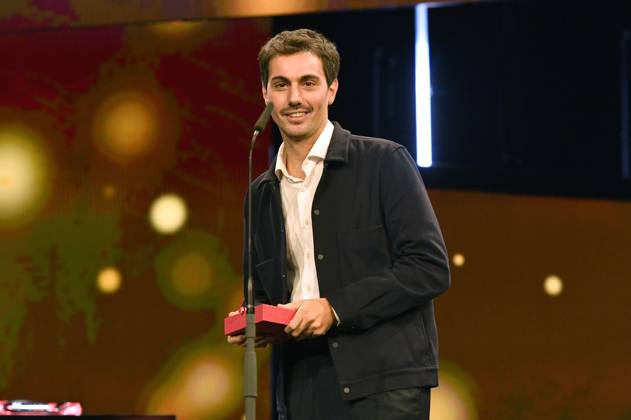 Francisco Lezama mit dem Goldenen Bär für den besten Kurzfilm Un movimiento extrano bei der Closing Ceremony mit Preisverleihung auf der Berlinale 2024 74. Internationale Filmfestspiele Berlin im Berlinale Palast. Berlin, 24.02.2024