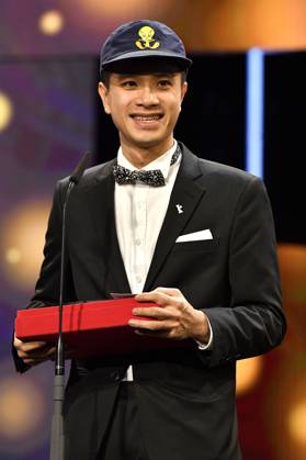 Pham Ngoc Lan mit dem GWFF Preis bester Erstlingsfilm 2024 für Cu Li Never Cries bei der Closing Ceremony mit Preisverleihung auf der Berlinale 2024 74. Internationale Filmfestspiele Berlin im Berlinale Palast. Berlin, 24.02.2024
