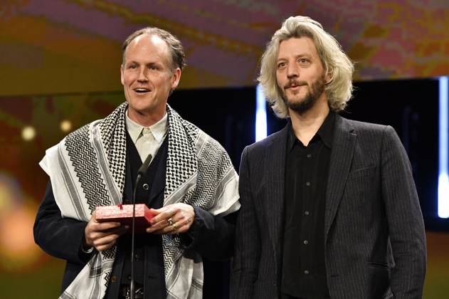 Ben Russell und Guillaume Cailleau mit dem Preis der Jury von Encounters für den besten Film für Direct Action bei der Closing Ceremony mit Preisverleihung auf der Berlinale 2024 74. Internationale Filmfestspiele Berlin im Berlinale Palast. Berlin, 24.02.2024
