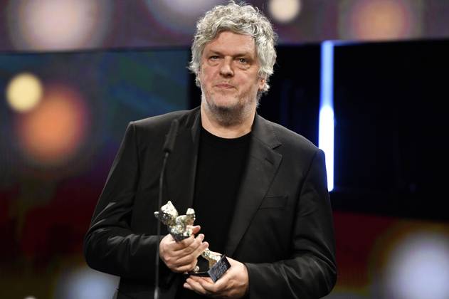 Matthias Glasner mit dem Silbernen Bär für das beste Drehbuch für Sterben bei der Closing Ceremony mit Preisverleihung auf der Berlinale 2024 74. Internationale Filmfestspiele Berlin im Berlinale Palast. Berlin, 24.02.2024