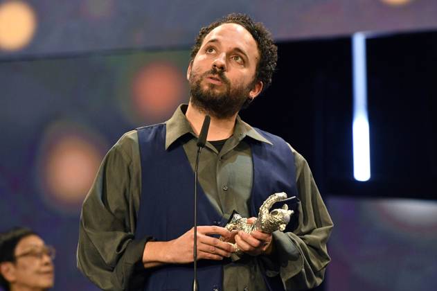 Nelson Carlos De Los Santos Arias mit dem Silbernen Bär für die beste Regie bei Pepe bei der Closing Ceremony mit Preisverleihung auf der Berlinale 2024 74. Internationale Filmfestspiele Berlin im Berlinale Palast. Berlin, 24.02.2024