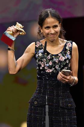 Mati Diop mit dem Goldenen Bär für den besten Film Dahomey bei der Closing Ceremony mit Preisverleihung auf der Berlinale 2024 74. Internationale Filmfestspiele Berlin im Berlinale Palast. Berlin, 24.02.2024
