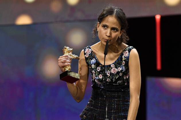 Bilder des Jahres 2024, Entertainment 02 Februar Mati Diop mit dem Goldenen Bär für den besten Film Dahomey bei der Closing Ceremony mit Preisverleihung auf der Berlinale 2024 74. Internationale Filmfestspiele Berlin im Berlinale Palast. Berlin, 24.02.2024