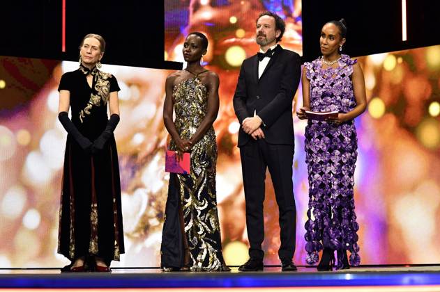 Bilder des Jahres 2024, Entertainment 02 Februar Mariette Rissenbeek, Lupita Nyong™o, Carlo Chatrian und Hadnet Tesfai bei der Closing Ceremony mit Preisverleihung auf der Berlinale 2024 74. Internationale Filmfestspiele Berlin im Berlinale Palast. Berlin, 24.02.2024