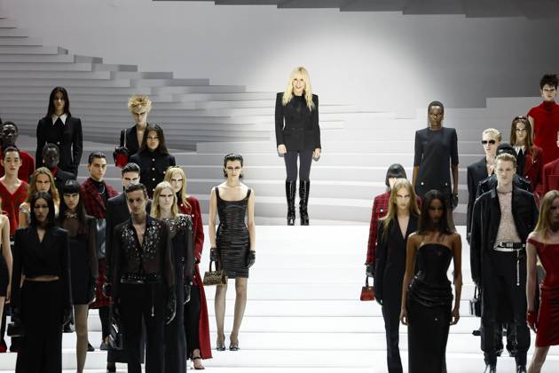 Bilder des Jahres 2024, Entertainment 02 Februar Entertainment Themen der Woche KW08 DÃ filÃ Versace mode automne hiver 2024-2025 lors de la Fashion Week de Milan (MFW) Donatella Versace - DÃ filÃ Versace mode femme automne hiver 2024-2025 lors de la Fashion Week de Milan (MFW), Ã Milan, Italie, le 24 fÃ vrier 2024. Versace fashion show during the Milan Fashion Week Womenswear Fall Winter 2024-2025 on February 24, 2024 in Milan, Italy. Milan Italie  Copyright: xAgencex xBestimagexAgencex xBestimagex