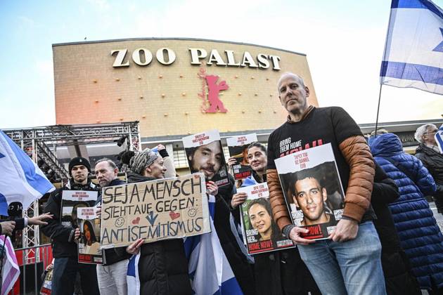 Bilder des Jahres 2024, News 02 Februar News Themen der Woche KW08 News Bilder des Tages Jüdische Filmschaffende demonstrieren vor dem Zoo Palast gegen die Berlinale-Gala ** NUR FÜR REDAKTIONELLE ZWECKE ** EDITORIAL USE ONLY **<p>Jüdische Filmschaffende demonstrieren vor dem Zoo Palast gegen die Berlinale-Gala, Initiatoren der Demo heißen Michael Simon de Normier und Amit Friedman, fotografiert am 25.02.2024 in Berlin. Deutschland Berlin Berlin Copyright: MaurizioxGambarini