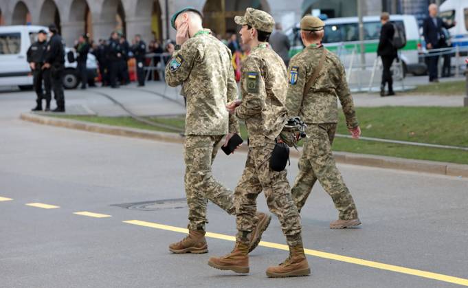 Angehörige der ukrainischen Streitkräfte während der Münchner Sicherheitskonferenz vor dem Bayerischen Hof am Promenadeplatz. Angehörige der ukrainischen Streitkräfte während der Münchner Sicherheitskonferenz vor dem Bayerischen Hof am Promenadeplatz. München Bayern Deutschland