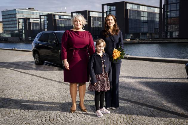 Entertainment Themen der Woche KW09 Entertainment Bilder des Tages Queen Mary is received by Education and Research Minister Christina Egelund (M) and flower girl Lily upon arrival at the EliteForsk awards ceremony in Den Sorte Diamant in Copenhagen, Monday 26 February 2024. The Ministry of Education and Research annually awards EliteForsk awards to the leading researchers in their field with the aim of creating awareness about research in Denmark.. (Photo: Ida Marie Odgaard Ritzau Scanpix) , Copenhagen Denmark Copyright: RitzauxScanpix IdaxMariexOdgaardx COP15783 spdk20240226-162822-L