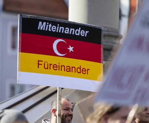 25.02.2024, Demonstration in Mindelheim im Unterallgäu: ãMindelheim hält zusammenÒ, für Demokratie und Menschlichkeit, gegen Rechtsextremismus. Die Mindelheimer Bevölkerung sammelt sich am Marienplatz um gegen den Rechtsruck in der Politik zu demonstrieren. Plakat: MITEINANDER FÜREINANDER 25.02.2024, Demonstration in Mindelheim 25.02.2024, Demonstration in Mindelheim