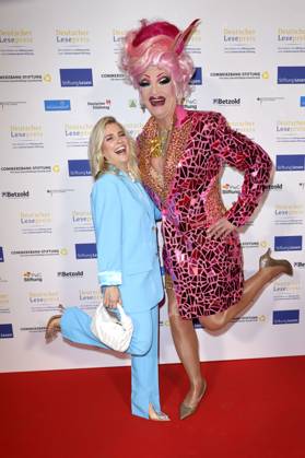 Jennifer Knäble und Olivia Jones bei der Verleihung des Deutschen Lesepreises 2024 im Humboldt CarrÃ . Berlin, 27.02.2024