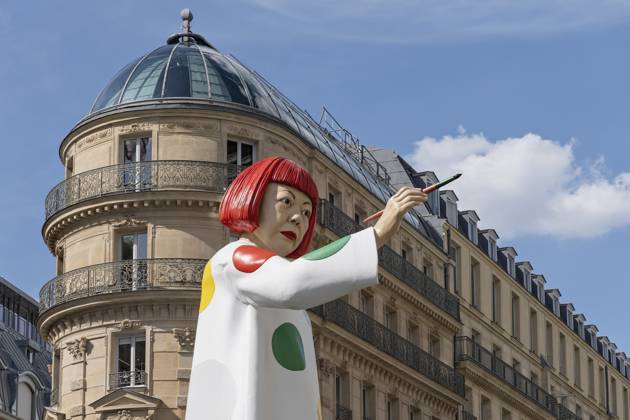 Luxury shopping. Huge sculpture in the likeness of Japanese artist Yayoi Kusama pointing at Louis Vuitton store with the paintbrush, rue du Pont Neuf, Paris, France, Europe. Copy space Luxury shopping. Huge sculpture in the likeness of Japanese artist Yayoi Kusama pointing at Louis Vuitton store with the paintbrush, rue du Pont Neuf, Paris, France, Europe. Copy space. Copyright: Â¬ xGlenxSterling 4052_06_gd6041u23097
