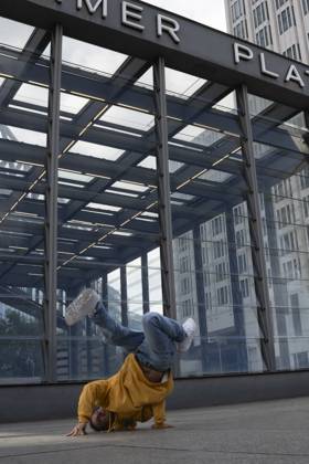 Dancer breakdancing in front of building model released, Symbolfoto, NGF00810