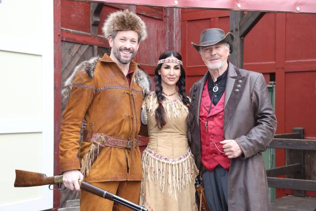 Bilder des Jahres 2024, Entertainment 03 März Entertainment Themen der Woche KW09 Entertainment Bilder des Tages Jan Hartmann als Old Firehand, Sila Sahin als Häuptlingstochter Ribanna, Nick Wilder als Bösewicht Emery Forster, die Karl-May-Spiele Bad Segeberg präsentieren drei Gaststars, die in diesem Jahr im Stück Winnetou II - Ribanna und Old Firehand im Freilichtheater am Kalkberg auftreten werden, Bad Segeberg 1.3.2024