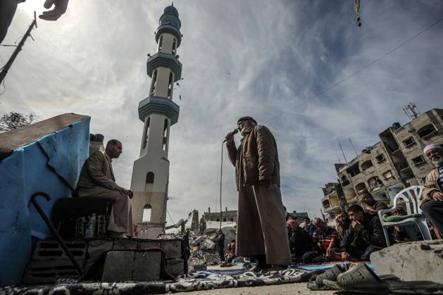Bilder des Jahres 2024, News 03 März News Themen der Woche KW09 News Bilder des Tages Nahostkonflikt, Gaza, Freitagsgebet in Trümmern von Rafah Palestinians attend Friday prayers near the ruins of a mosque destroyed in Israeli strikes, in Rafah in the southern Gaza Strip. on Friday, March 1, 2024.  GAZ2024030101 IsmaelxMohamad