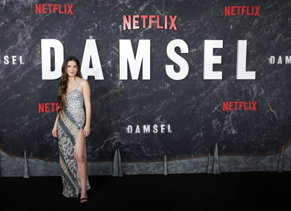 Bilder des Jahres 2024, Entertainment 03 März Entertainment Themen der Woche KW09 Entertainment Bilder des Tages Millie Bobby Brown arrives on the red carpet at Netflix s Damsel New York Premiere at Paris Theater on Friday, March 1, 2024 in New York City.  NYP20240301109 JohnxAngelillo