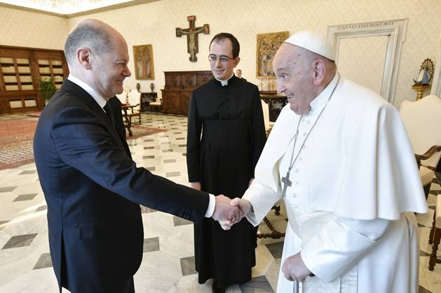 Bilder des Jahres 2024, News 03 März News Themen der Woche KW09 News Bilder des Tages Vatikan-Stadt, Vatikan, 02.03.2024: Der Bundeskanzler trifft den Papst: Olaf Scholz ist in Rom, Italien, und gibt bei einer Privataudienz im Vatikan Franziskus die Hand Copyright: xVaticanxMedia dtsxNachrichtenagenturx dts_32180