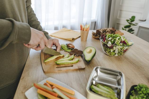 IMAGO Creative, Food, Trend, Meal Prep Man cutting avocado with knife in kitchen at home model released, Symbolfoto property released, YTF01680