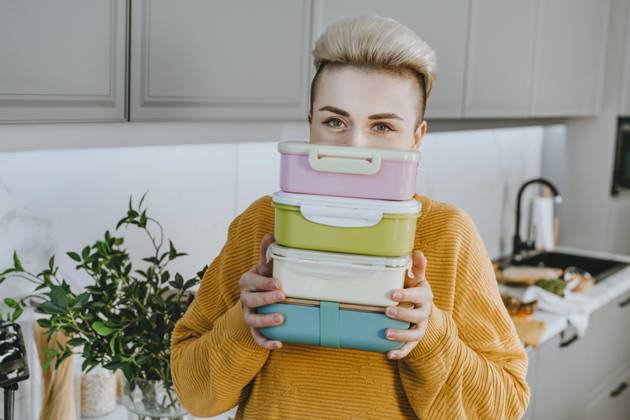 IMAGO Creative, Food, Trend, Meal Prep Young woman holding lunch boxes in kitchen at home model released, Symbolfoto property released, YTF01691