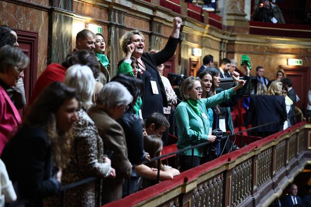 Bilder des Jahres 2024, News 03 März News Themen der Woche KW10 Congress To Anchor The Right To Abortion In The Country s Constitution - Versailles Activists to the right to abortion singing after announced the result of the vote during the congress of both houses of parliament in Versailles, southwestern of Paris, France on March 4, 2024, to anchor the right to abortion in the country s constitution. If congress approves the move, France will become the only country in the world to clearly protect the right to terminate a pregnancy in its basic law. Photo by Raphael Lafargue ABACAPRESS.COM Versailles France  Copyright: xLafarguexRaphael ABACAx