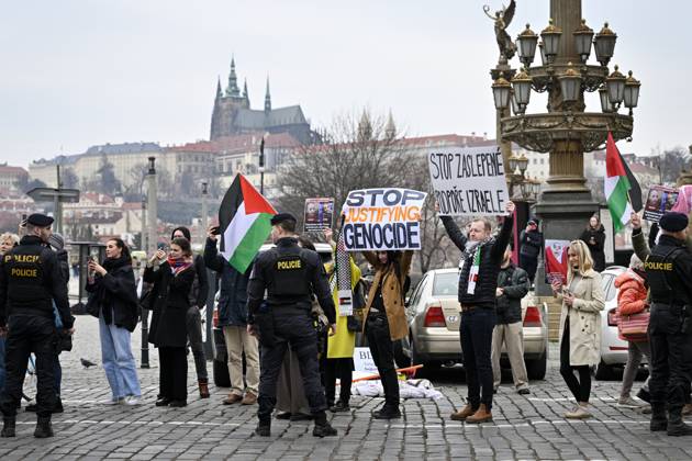Bilder des Jahres 2024, News 03 März News Themen der Woche KW10 News Bilder des Tages People with Palestinian flags and banners demonstrate on Jan Palach Square where French President Emmanuel Macron and Czech President Petr Pavel attended a memorial for the victims of the December shooting at the Faculty of Arts, Prague, Czech Republic, March 5, 2024. (CTKxPhoto VitxSimanek) CTKPhotoP2024030505685  CTKPhotoP2024030505685