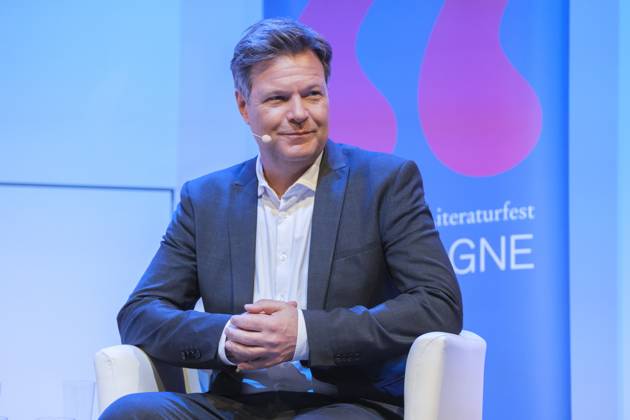 News Bilder des Tages Robert Habeck, Bundesminister für Wirtschaft und Klimaschutz und Vizekanzler beim Kölner Literaturfestival LIT.COLOGNE. In der Flora diskutierten Michel Friedman, Rechtsanwalt, (Philosoph, Publizist und Moderator) und Robert Habeck, bei der Veranstaltung Wider den Judenhass über Antisemitismus in Deutschland.