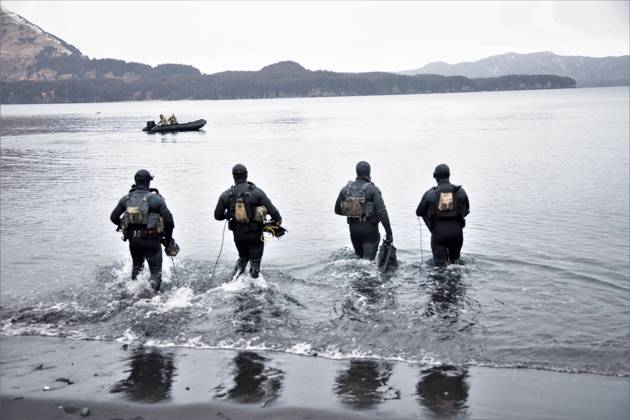 February 23, 2024 - Alaska, USA - U.S. East-Coast based Naval Special Warfare Operators (SEALs), 10th Special Forces Group (Airborne) Green Berets, and Norwegian Naval Special Operations Commandos conduct diving operations to strengthen interoperability and refine skills in the Arctic region near Kodiak, Alaska Feb. 23, 2024, during Arctic Edge 2024. AE24 is an annual defense exercise for the U.S. Northern Command emphasizing Joint Force operations in an extreme cold weather and high latitude environment and is designed to demonstrate Globally Integrated Layered Defense in the Arctic. ( Preston Mothersole) USA - ZUMAz03_ 20240223_shv_z03_702 Copyright: xU.S.xArmyx