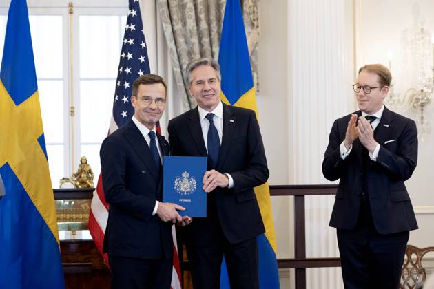 WASHINGTON DC 20240307 US Secretary of State Antony Blinken and Swedish Prime Minister Ulf Kristersson M and Foreign Minister Tobias Billström M meet at the US State Department in Washington in connection with Swedens NATO application Prime Minister Ulf Kristersson M hands over the documents to US Secretary of State Antony Blinken in Washington WASHINGTON USA x2  Copyright: xThomasxNilsson TTx KRISTERSSON I WASHINGTON NATO kHWNH6Lh_-o
