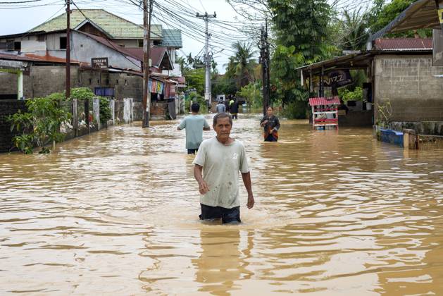 Bilder des Jahres 2024, News 03 März News Themen der Woche KW10 News Bilder des Tages (240308) -- PADANG, March 8, 2024 -- People wade through flood water after heavy rain in Padang, West Sumatra, Indonesia, on March 8, 2024. (Photo by Xinhua) INDONESIA-PADANG-FLOOD AndrixMardiansyah 