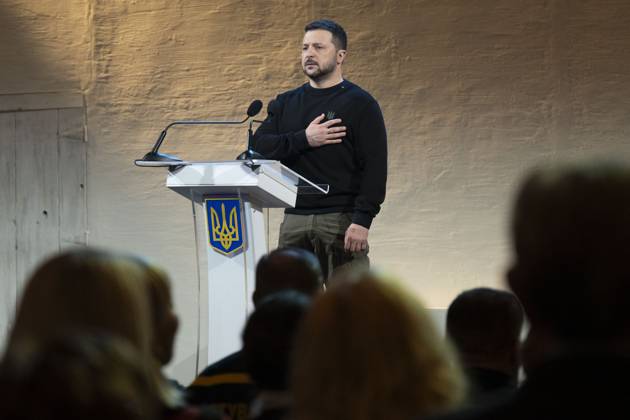 Ukraine, Wolodymyr Selenskyj während Verleihung des Taras Schewtschenko Preises in Kiew March 9, 2024, Kiev, Ukraine: Ukrainian President Volodymyr Zelenskyy stands for the national anthem during the award ceremony for the 2024 Taras Shevchenko National Prize, March 9, 2024 in Kiev, Ukraine. The award recognizes artists, poets, journalists, composers, and theater figures for their outstanding contribution to the development of Ukrainian culture. Kiev Ukraine - ZUMAp138 20240309_zaa_p138_006 Copyright: xUkrainexPresidency UkrainianxPrex