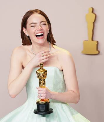 Bilder des Jahres 2024, Entertainment 03 März Entertainment Bilder des Tages Emma Stone of Barbie celebrates backstage with her Oscar for Best Actress at the 96th annual Academy Awards in Los Angeles, California, on Sunday, March 10, 2024. Since 1929, the Oscars have recognized excellence in cinematic achievements.  LAP20240310874 PATxBENIC