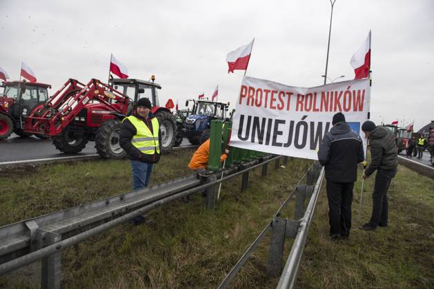 Bilder des Jahres 2024, News 03 März News Themen der Woche KW11 News Bilder des Tages March 11, 2024, Wartkowcie, Lodz Voivodeship, Poland: Protesting farmers set up a banner during the blockade of the A2 motorway near Wartkowice in Poland. Following failed negotiation with the Government to reach an agreement, from Monday until Wednesday, farmers decided to block roads in Poland, including the A2 motorway connecting eastern Poland with western Poland. The protest began on Monday morning, traffic on the A2 highway is completely blocked in both directions - Poznan (and the German border), and Warsaw..Farmers have two demands in particular: limiting the inflow of agricultural and food products to Poland from Ukraine and solving the issue of the entire green deal. Protesters say that absolutely nothing has been done when it com - ZUMAs197 20240311_aaa_s197_092 Copyright: xAttilaxHusejnowx