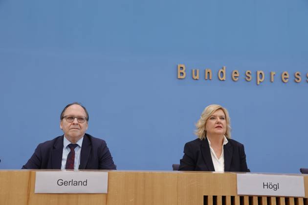 Hans-Ulrich Gerland, Leitender Beamter, Eva Högl, Wehrbeauftragte des Deutschen Bundestages, Deutschland, Berlin, Bundespressekonferenz, Thema: Vorstellung des Jahresberichtes 2023
