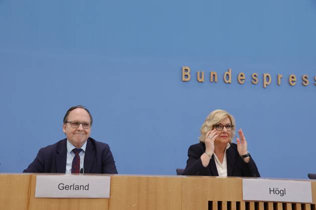 Hans-Ulrich Gerland, Leitender Beamter, Eva Högl, Wehrbeauftragte des Deutschen Bundestages, Deutschland, Berlin, Bundespressekonferenz, Thema: Vorstellung des Jahresberichtes 2023