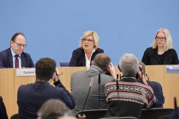 Hans-Ulrich Gerland, Leitender Beamter, Eva Högl, Wehrbeauftragte des Deutschen Bundestages, Deutschland, Berlin, Bundespressekonferenz, Thema: Vorstellung des Jahresberichtes 2023