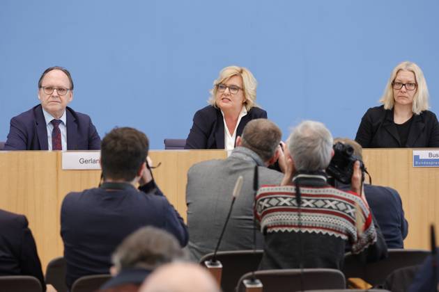 Hans-Ulrich Gerland, Leitender Beamter, Eva Högl, Wehrbeauftragte des Deutschen Bundestages, Deutschland, Berlin, Bundespressekonferenz, Thema: Vorstellung des Jahresberichtes 2023