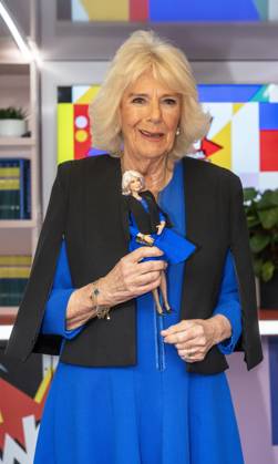 Bilder des Jahres 2024, Entertainment 03 März Entertainment Themen der Woche KW11 Entertainment Bilder des Tages . 12 03 2024. London, United Kingdom. Queen Camilla with a lookalike Barbie doll at an International Womans Day reception at Buckingham Palace in London.  xi-Imagesx xPoolx IIM-25055-0003
