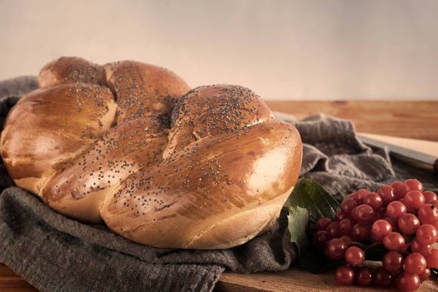 IMAGO Creative: Food, Mohn A loaf of white bread and viburnum berries A loaf of white bread with a crisp crust, sprinkled with poppy seeds, and viburnum berries on the table. Front view, where you want to copy. Copyright: xZoonar.com GalinaxxTolochkox 16244497