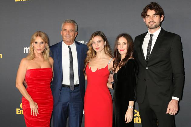 January 30, 2024, Los Angeles, Ca, USA: LOS ANGELES - JAN 30: Cheryl Hines, Robert F. Kennedy Jr., Giulia Be, guest, Conor Kennedy at the Curb Your Enthusiasm Season 12 Premiere at the Directors Guild of America on January 30, 2024 in Los Angeles, CA. Los Angeles USA - ZUMAb170 20240130_aap_b170_017 Copyright: xKayxBlakex