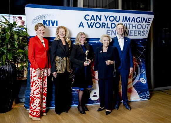 THE HAGUE - Princess Beatrix and Princess Mabel during the presentation of the tenth Prince Friso Engineering Prize at The Hague University of Applied Sciences. The winner of the prize can call himself Engineer of the Year for a year. ANP REMKO DE WAAL netherlands out - belgium out  Copyright: xx x493625510x originalFilename: 493625510.jpg