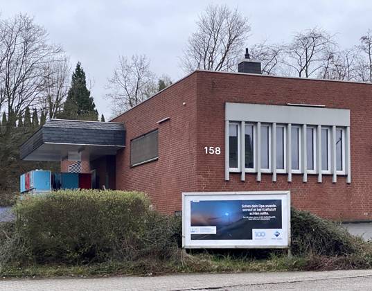 13.03.2024, Deutschland, NRW, Tankstellen, Kraftstoffe, Aral Werbung mit dem Text: schon dein Opa wusste, worauf er bei Krafstoffen achten sollte, tanken, Benzin, Diesel, Super, Tankstelle, NRW Deutschland Copyright: xSnowfieldxPhotographyx SF140324KraftstoffD