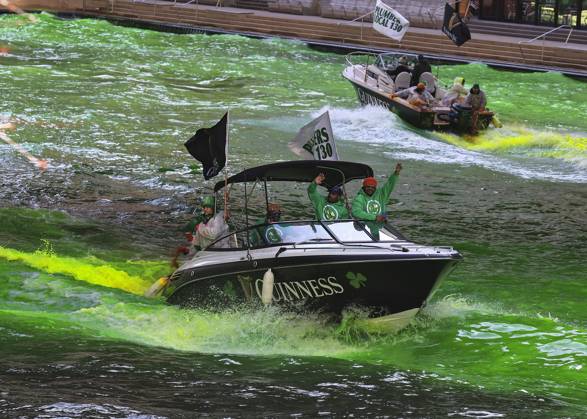Bilder des Jahres 2024, News 03 März News Themen der Woche KW11 News Bilder des Tages (240317) -- CHICAGO, March 17, 2024 -- People dye the Chicago River green in celebration of St. Patrick s Day in Chicago, the United States, March 16, 2024. (Photo by Xinhua) U.S.-CHICAGO-ST. PATRICK S DAY JoelxLerner 