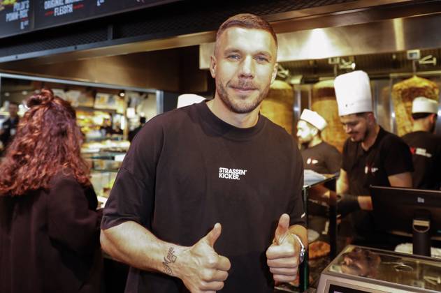 Bilder des Jahres 2024, Entertainment 03 März Entertainment Themen der Woche KW12 Entertainment Bilder des Tages Lukas Podolski bei der Eröffnung vom Mangal Döner X Lukas Podolski Store am Köln Bonn Airport. Köln, 18.03.2024