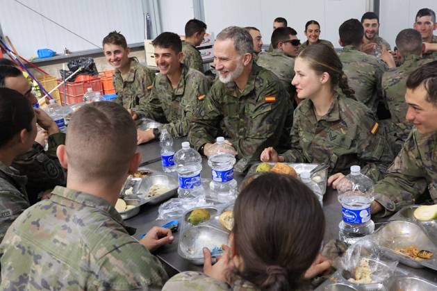Bilder des Jahres 2024, Entertainment 03 März Entertainment Themen der Woche KW12 Entertainment Bilder des Tages March 18, 2024, Zaragoza, Zaragoza, Spain: KING FELIPE VI OF SPAIN visits the maneuvers developed by the students of the General Military Academy, to the 22nd company, to which H.R.H. belongs. PRINCESS OF ASTURIAS LEONOR of Spain - carried out a tactical exercise last Friday at the National Training Center of San Gregorio Zaragoza Spain - ZUMAc260 20240318_zep_c260_003 Copyright: xMikexChicorrox